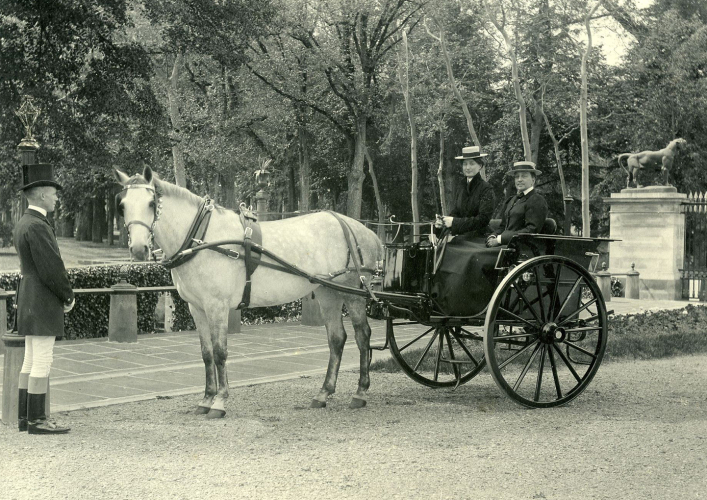 Isabelle d'Orléans, comtesse de Paris, en calèche devant le château