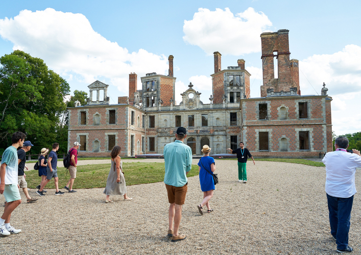 Des visiteurs devant le château