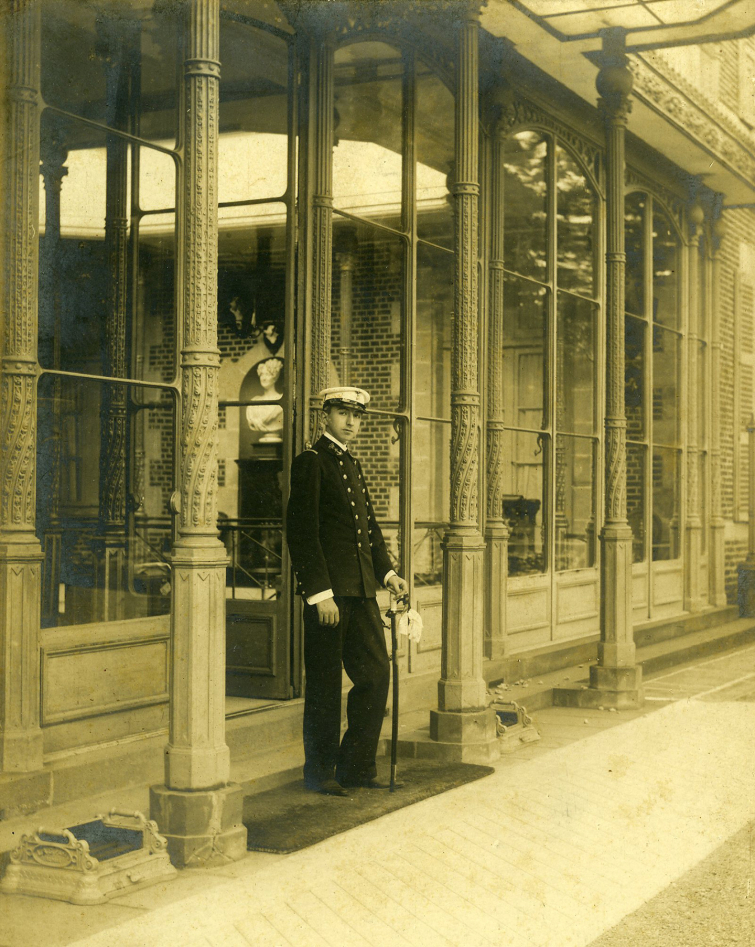 Ferdinand d'Orléans devant le château, en tenue d'aspirant de la marine espagnole.jpg