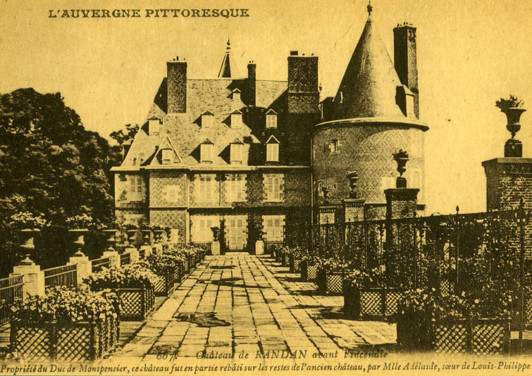 Carte postale ancienne - Vue sur la terrasse des cuisines et château